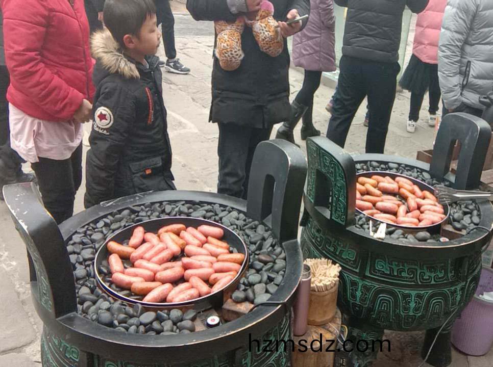 漢(han)伯尅石(shi)鍋烤(kao)腸(chang)貴(gui)陽廟會倍受(shou)歡迎